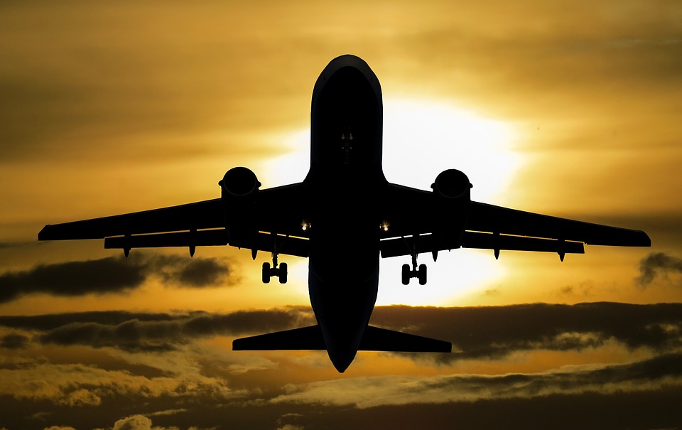Flugzeug in Sonnenuntergang: Wann wieder fliegen nach Chemotherapie?