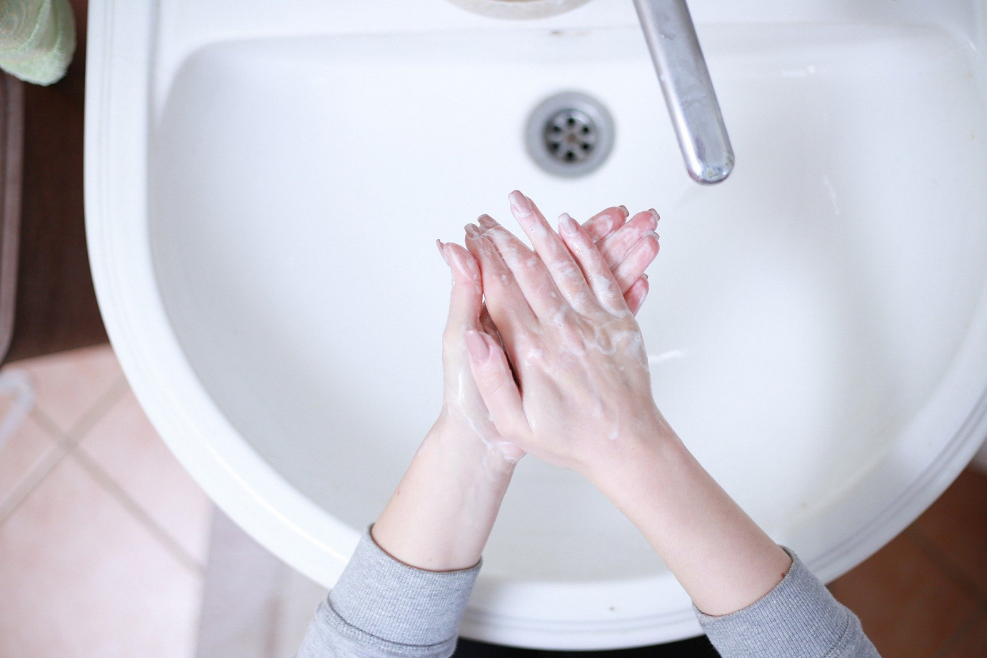 Eine Frau, die sich ihre Hände wäscht