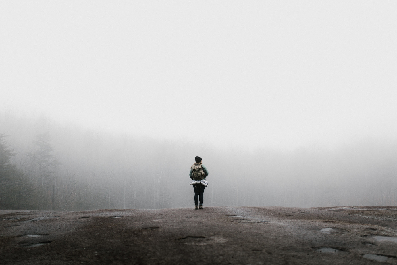 Chemobrain: Eine Frau steht vor einem Wald im Nebel