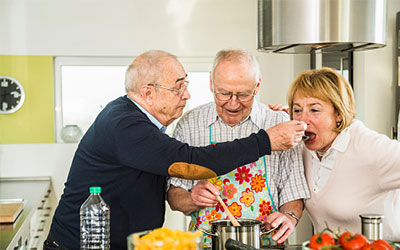 Drei Freunde beim Kochen