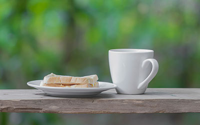 Teller mit Sandwich und eine Tasse