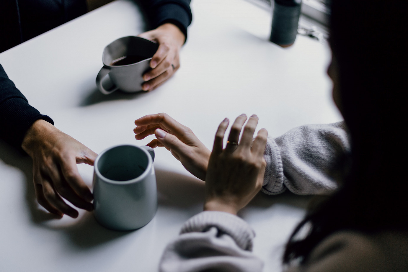 Zwei Personen trinken Kaffee