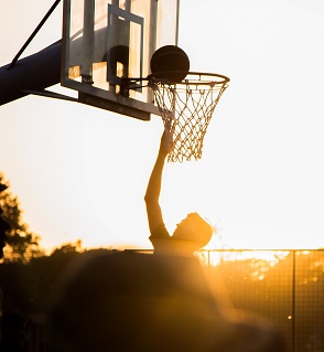 Mann wirft Korb in Basketball