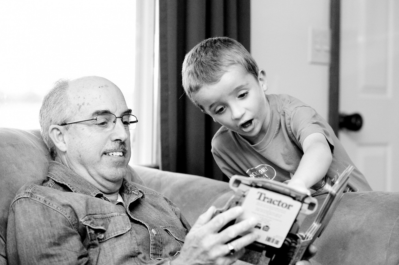 Opa spielt mit seinem Enkel