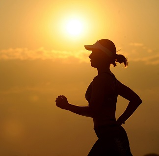 Joggerin beim Sonnenuntergang