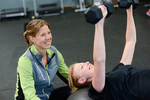 Zwei Frauen beim Krafttraining