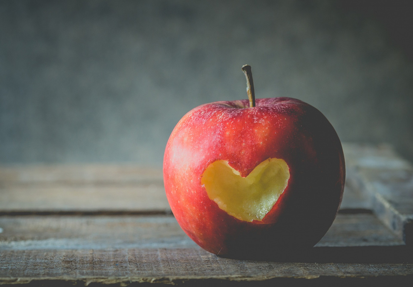 Ein roter Apfel mit einem Herz