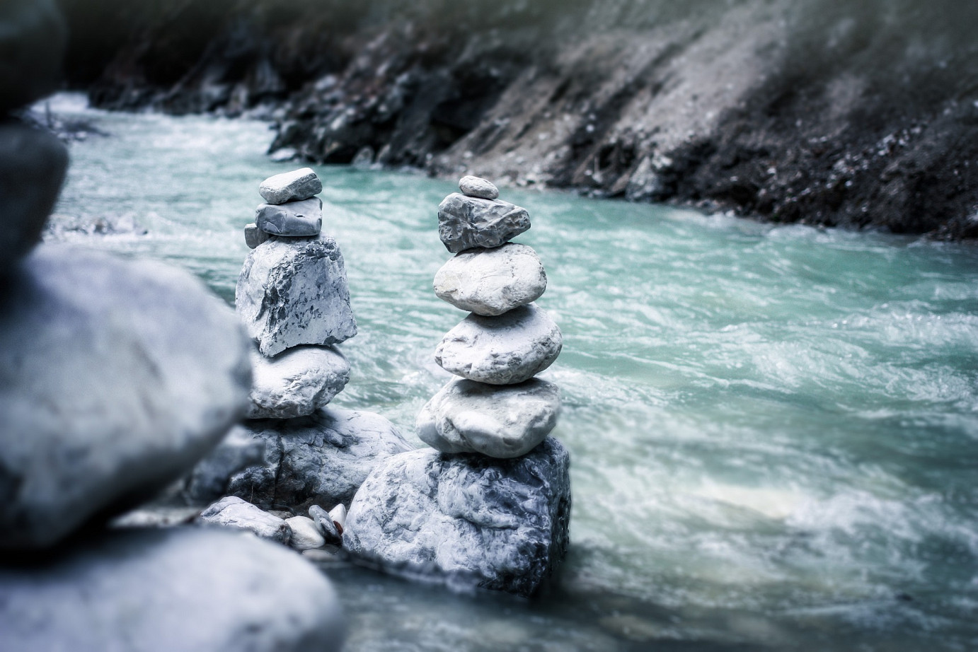 aufeinander gestapelte Steine im Fluss