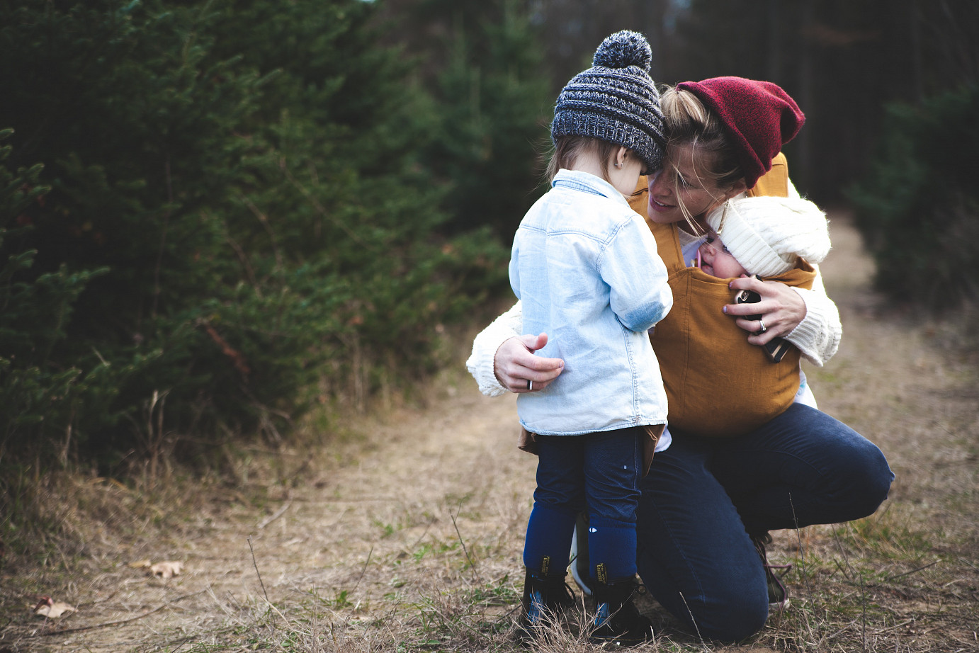 Wie erklärt man Kindern Krebs? Eine Mutter mit Kindern draußen