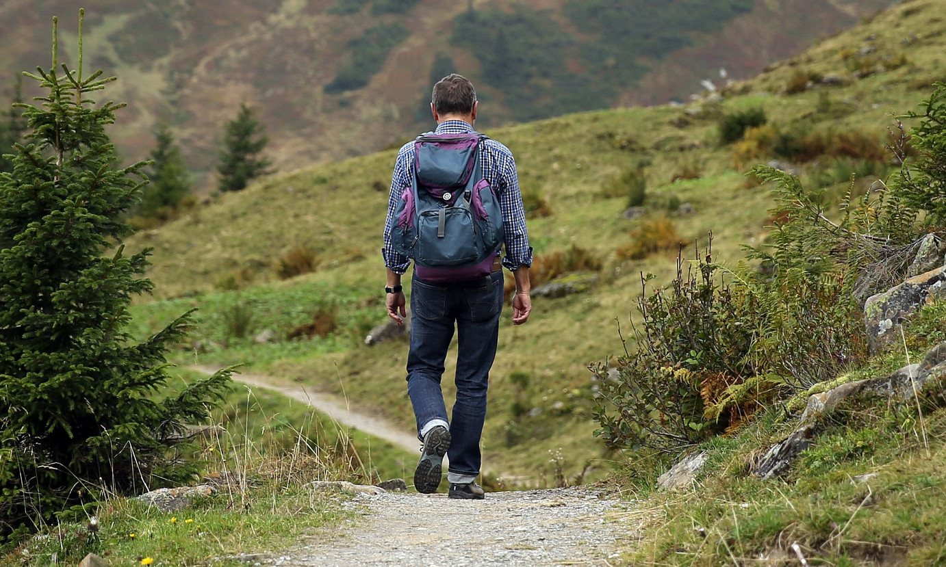 Wanderer im Grünen: Behutsam erholen nach Strahlentherapie