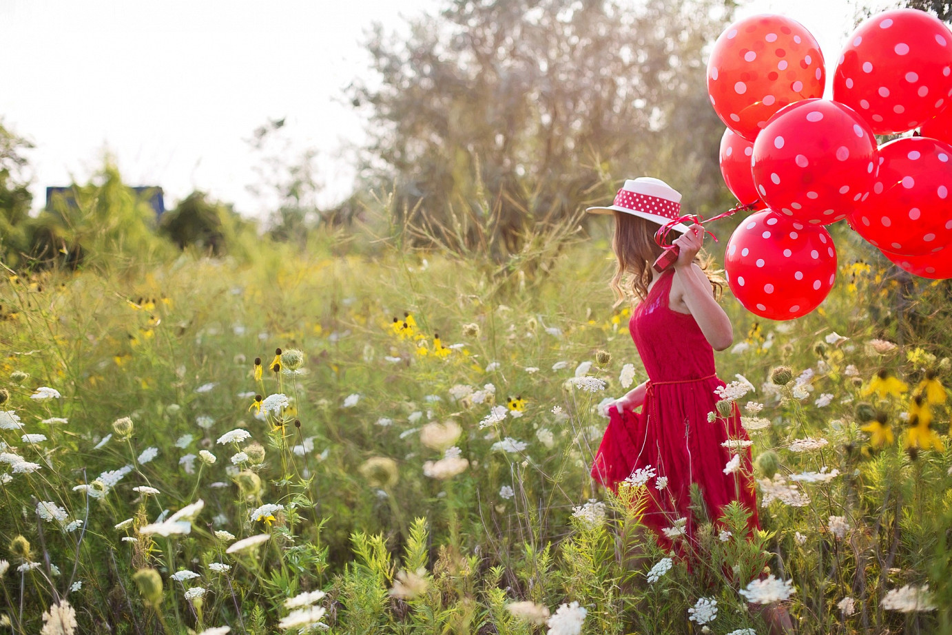 Junge Frau im Feld mit Ballons